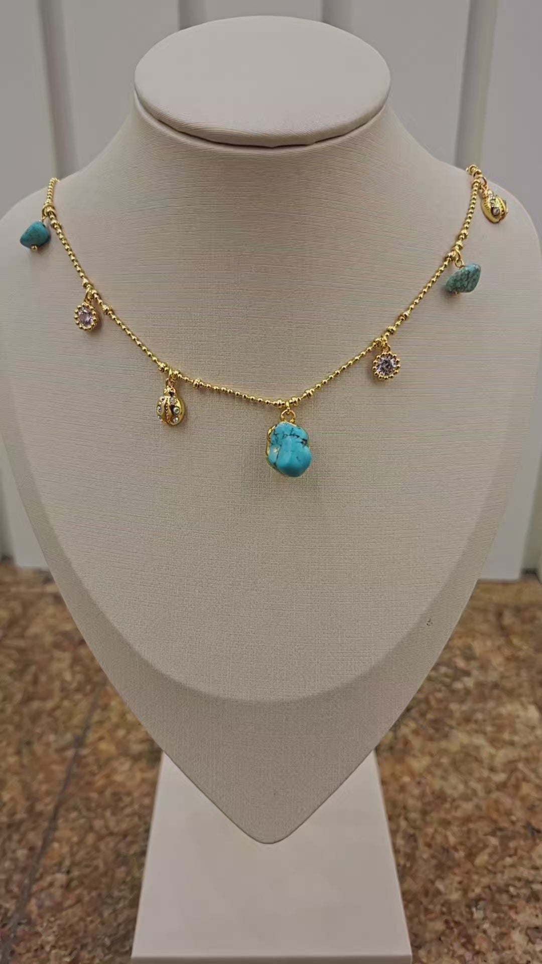 Colar Dourado Pingente Pedra Azul