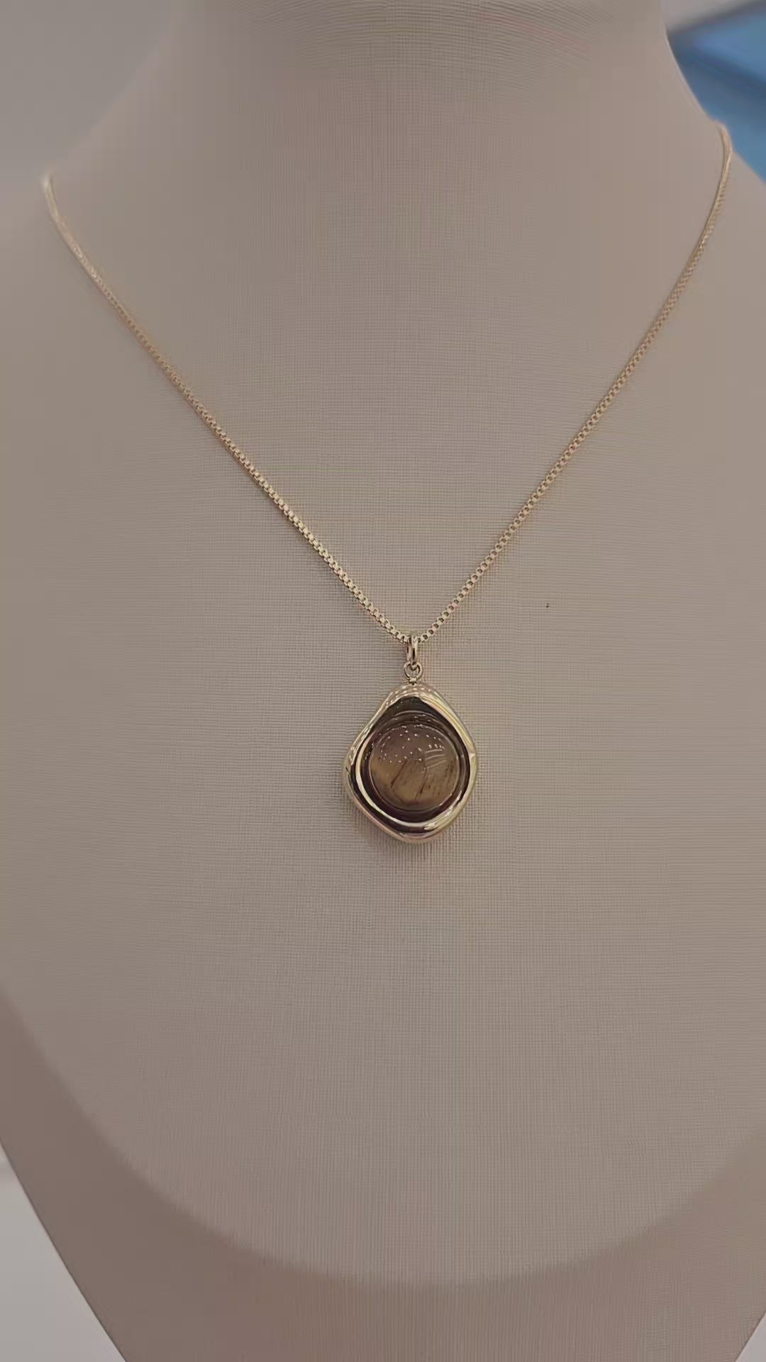 Colar Dourado Pingente Resina Marrom