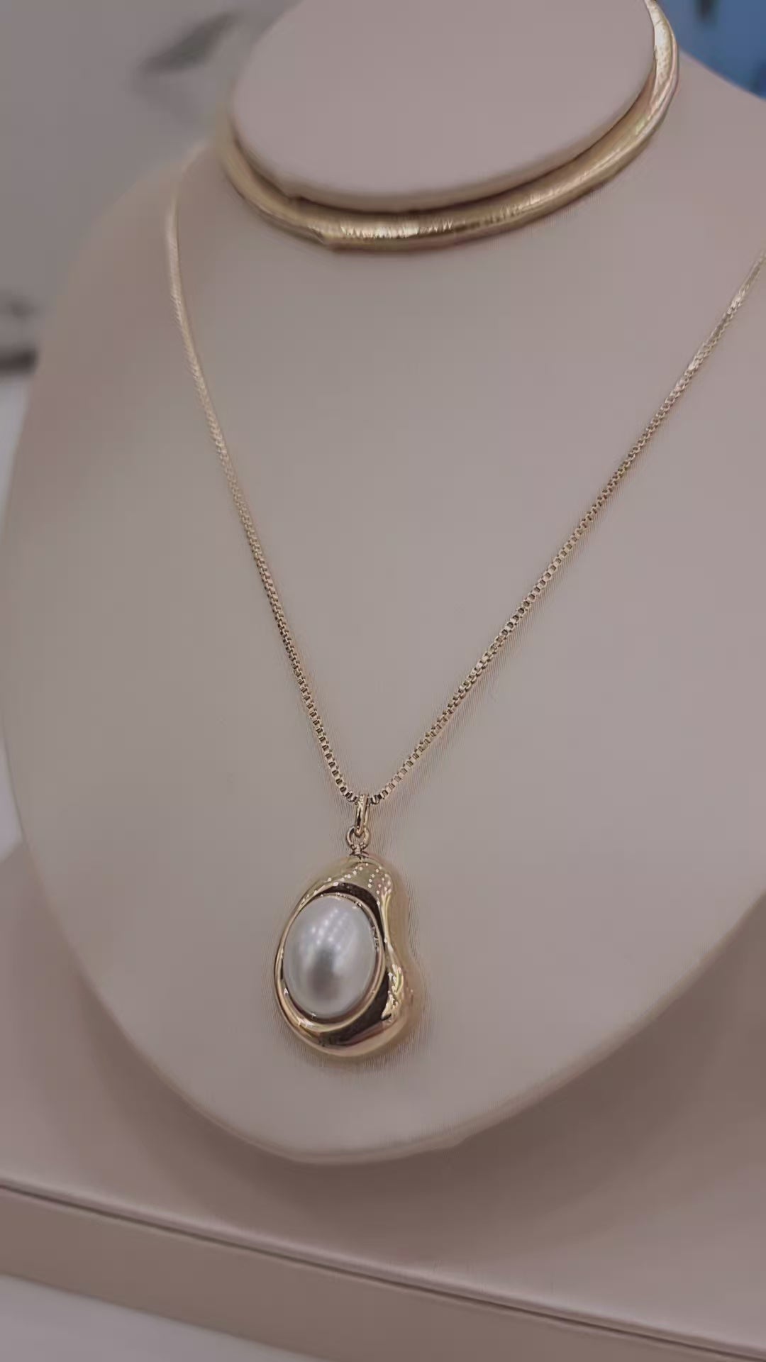 Colar Pingente Orgânico Dourado Pérola