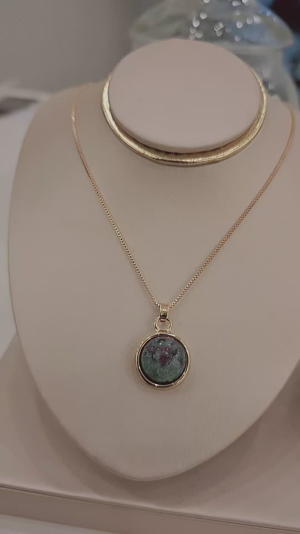 Colar Pingente Verde com Detalhes Roxinho