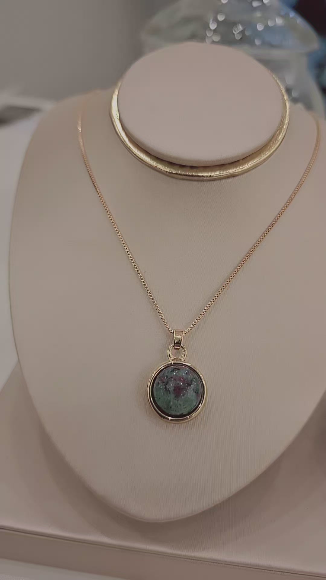 Colar Pingente Verde com Detalhes Roxinho