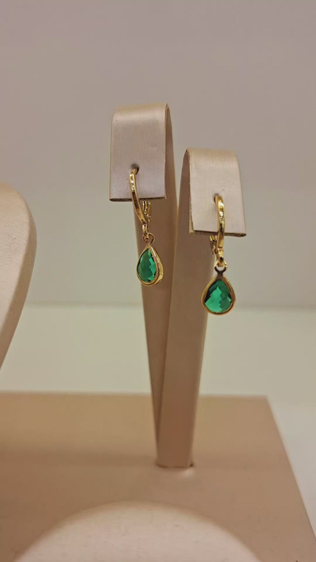 Brincos Argolinha Click Gota Verde Banho Ouro 18k