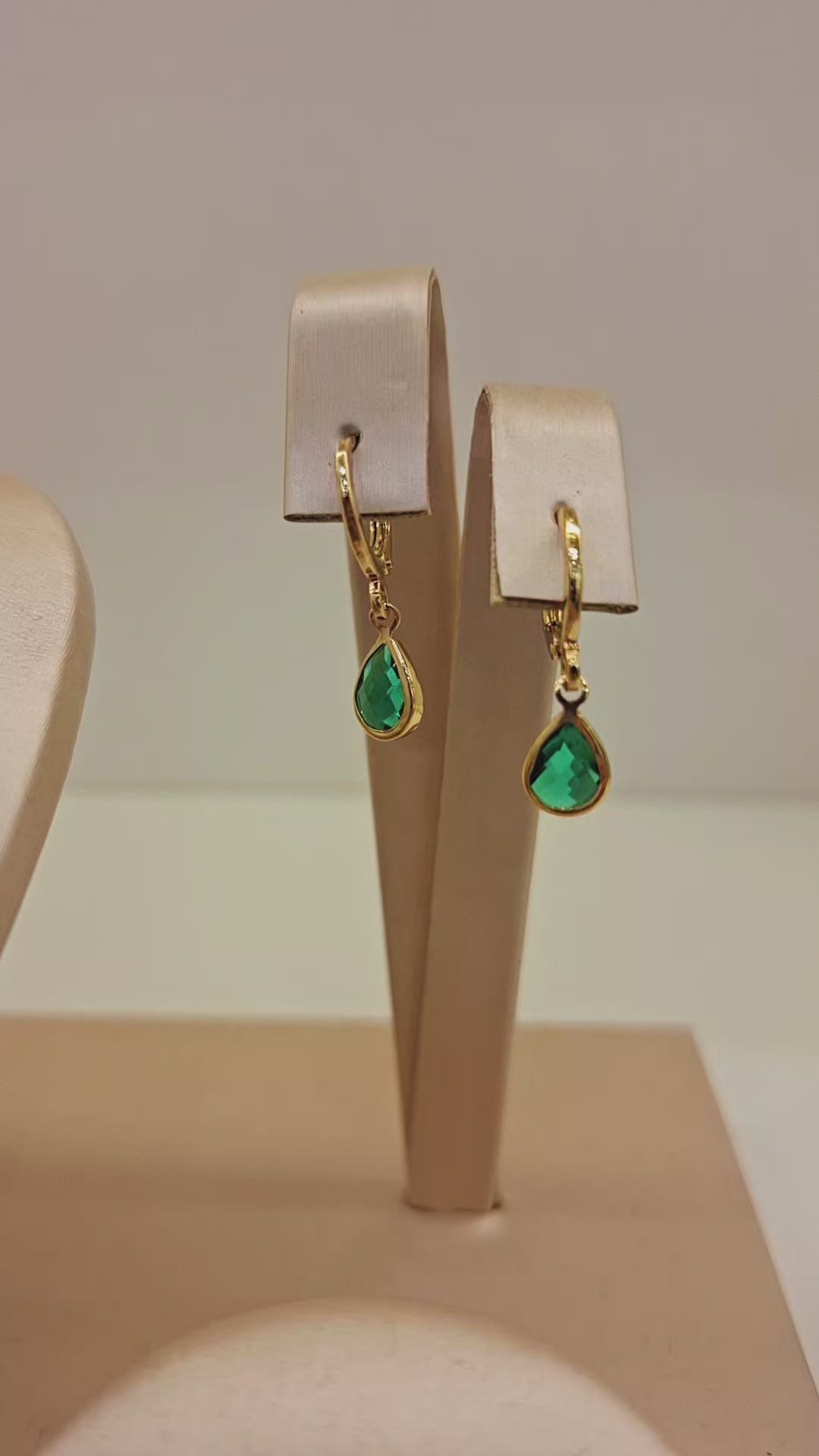 Brincos Argolinha Click Gota Verde Banho Ouro 18k